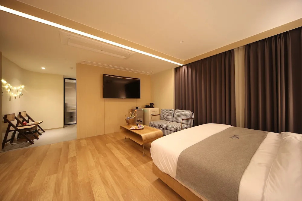 Dongnae Hound Hotel Sajik Minam Station