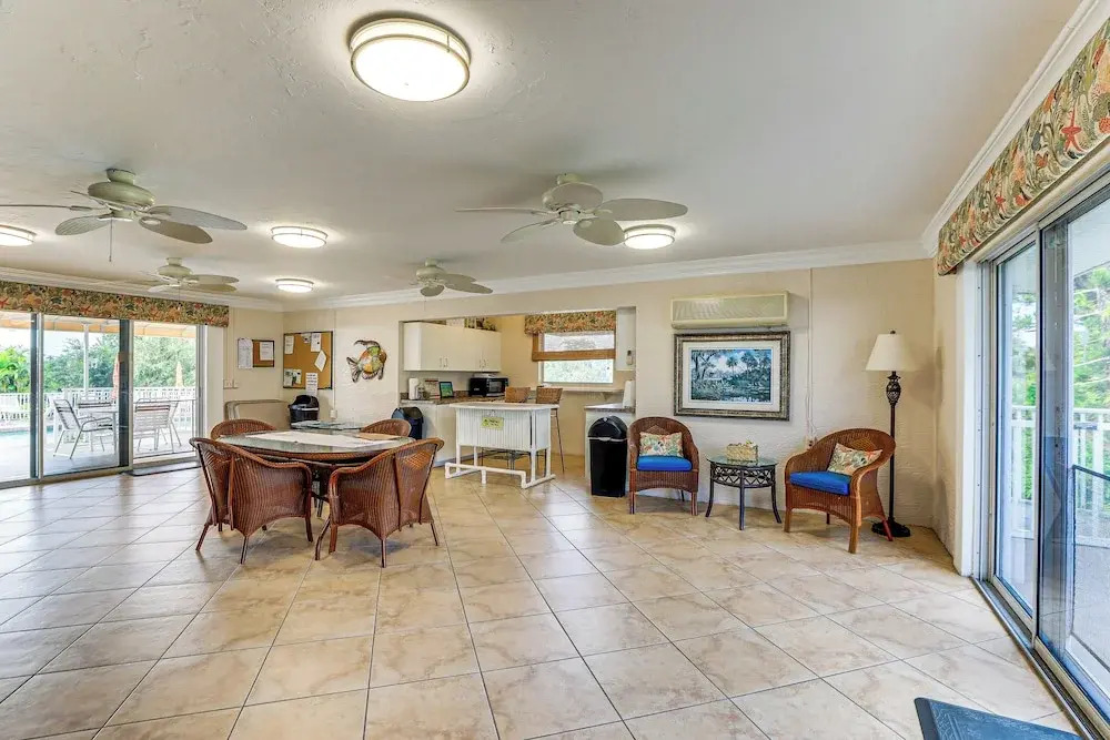 8 Mi to Beach w/ Pool Access: Englewood Condo!