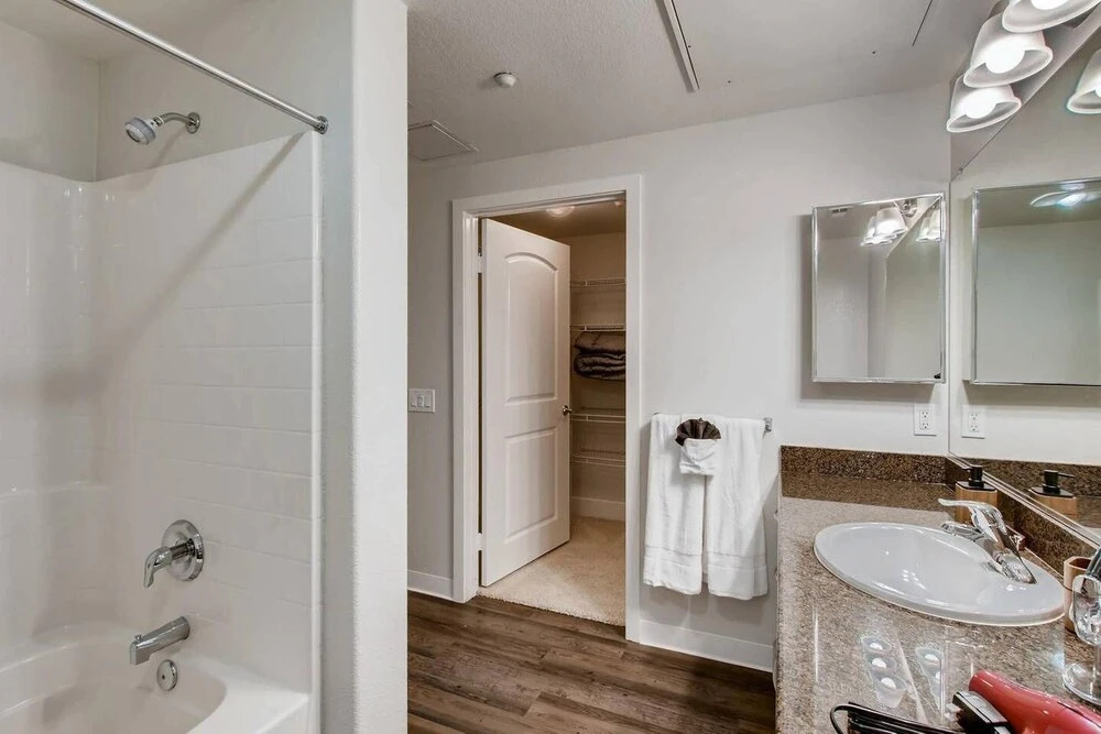 Immaculate 2BR/2BTH - Office/dining seating - Fast WIFI - Patio - Free Parking! (FV2)