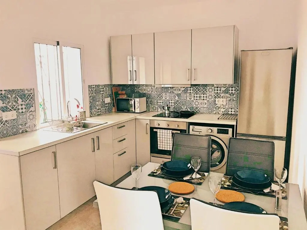 Quiet 3-bedroom house near Town Hall & Centre