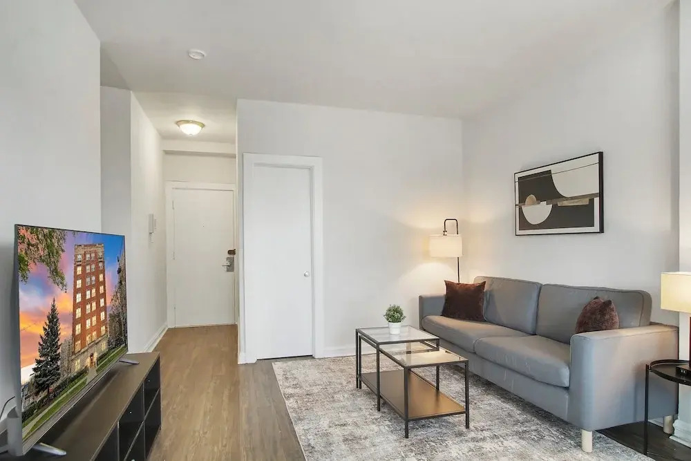 Sleek 2BR - Hyde Park 405