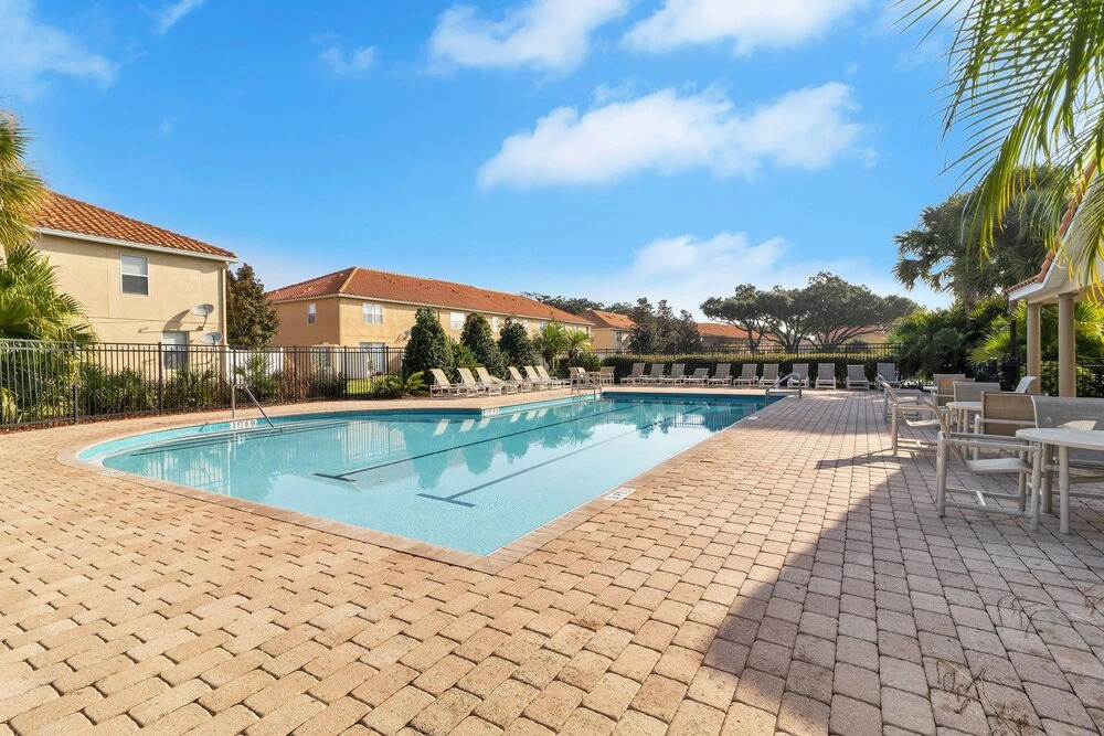 Just 10 Mins From Disney and Walking Distance to Outlets & Restaurants