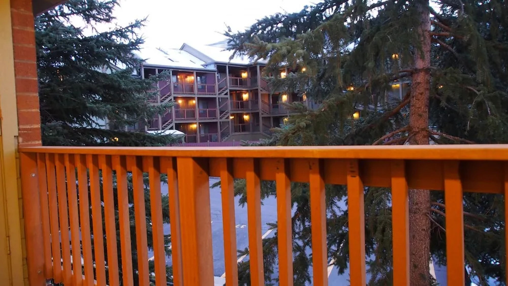 White Pines Silvertown 3-Bedroom Condo -- Walk to Lower Ski Lifts PCMR