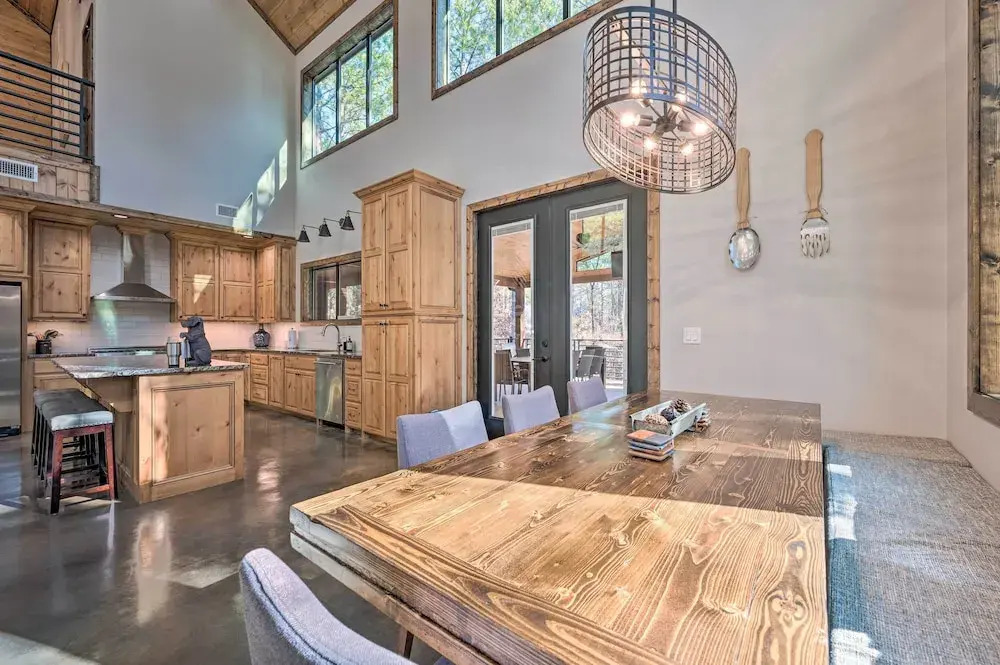 Broken Bow 'lazy Dog Lodge' w/ Hot Tub, Pool Table