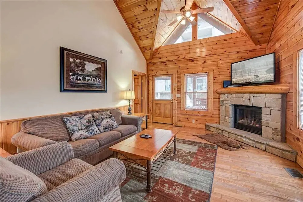 Bear Hyde 3 Bedroom Home with Hot Tub