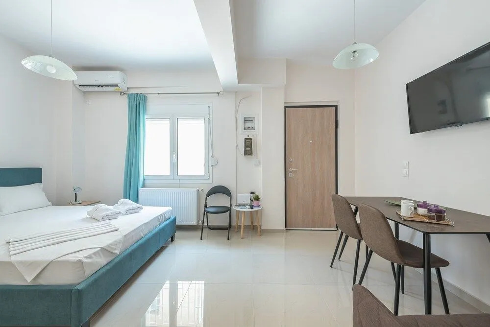 SHARING ROOM IN NEAR THISSIO METRO STATION BY ACROPOLIs
