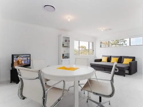 5 Bent Street huge house with Foxtel and Aircon