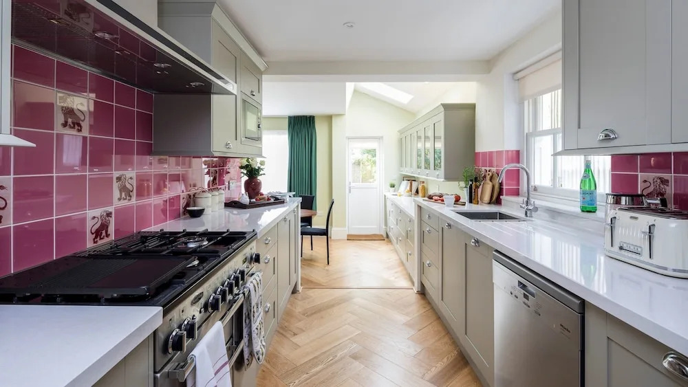 5BR Family Home in Leafy SW London