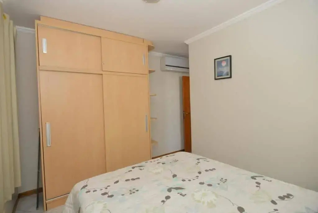 1074 Apartamento de cobertura com linda vista para o mar com 02 dormitórios 01 vaga de garagem na praia do centro de Bombinhas
