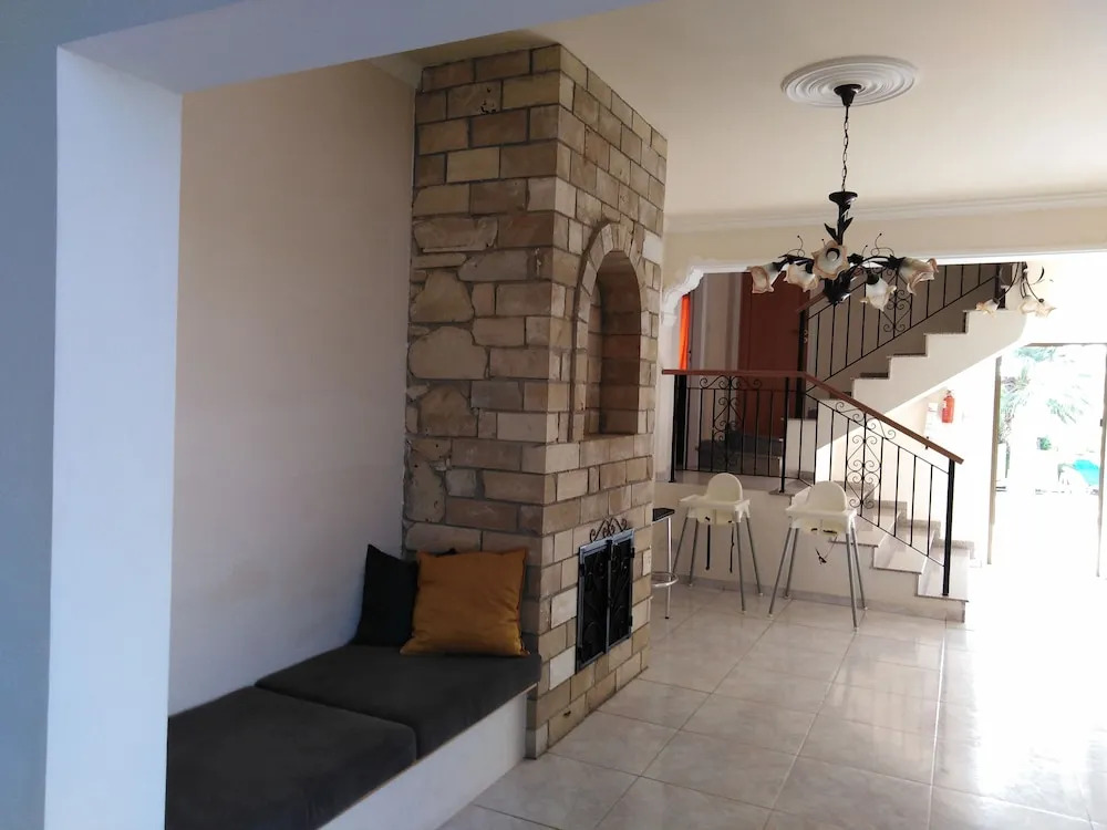 Huge ! Lovely! Private! Villa in The Heart Of Coral Bay! Car Not Essential !