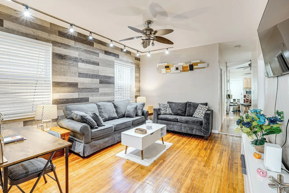 1 Mi to Downtown Newark: Urban Escape