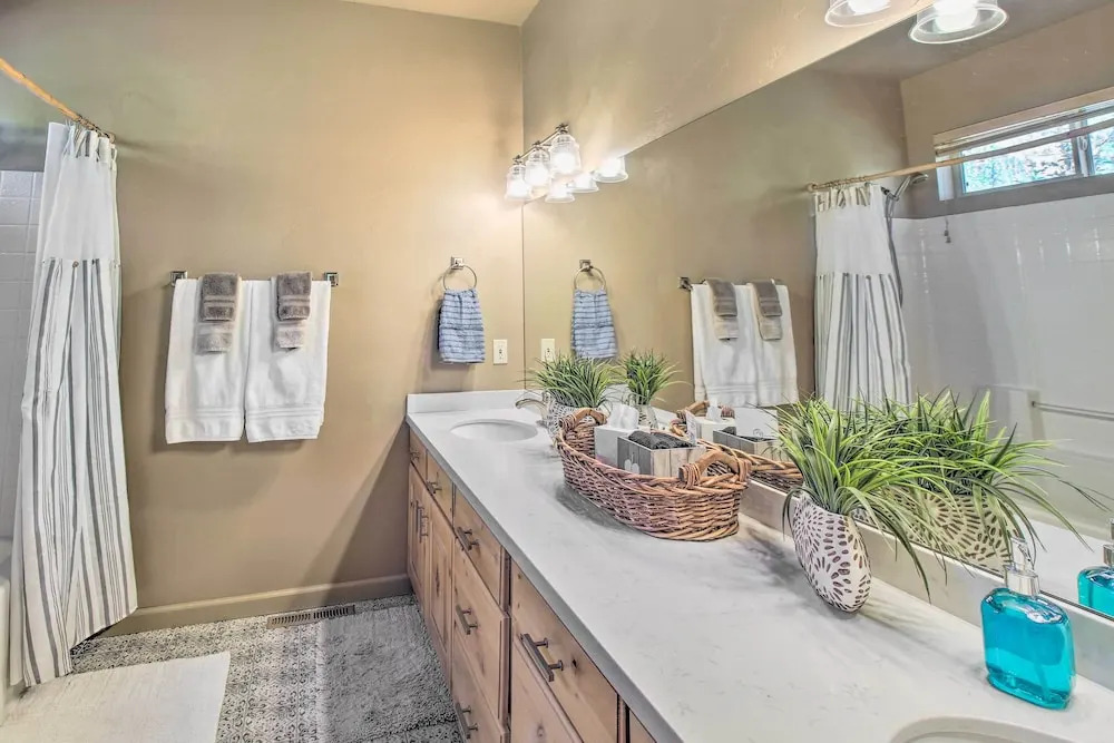 Wooded Hideaway! Spacious Show Low Log Cabin