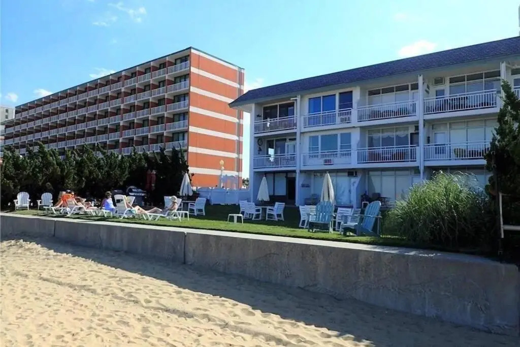 Renovated Oceanfront Boardwalk Pool, Beach, Kitchen, Restaurant, 4 People, cozy studio unit, walk right out no elevator