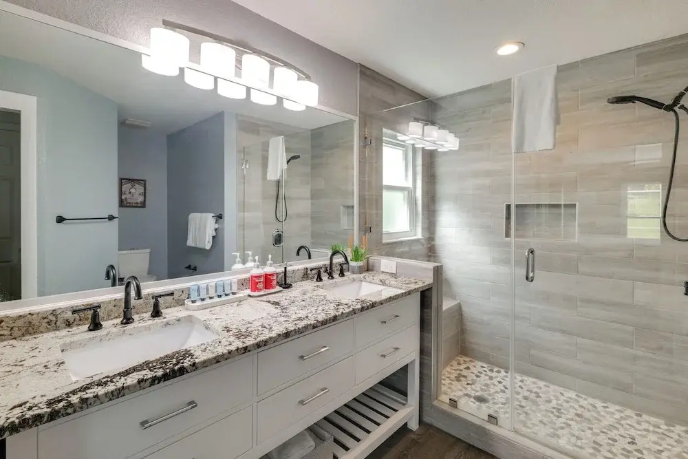 Private Pool & Hot Tub: Modern Davenport Home!