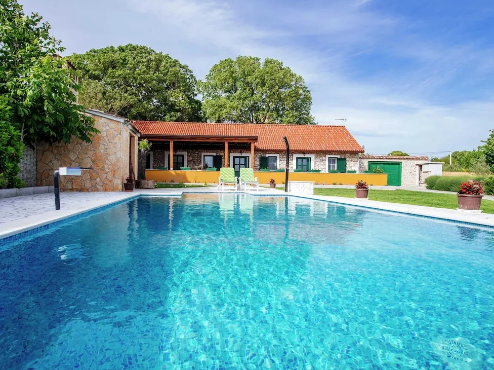 Lovely Holiday Home With Private Infinity Pool