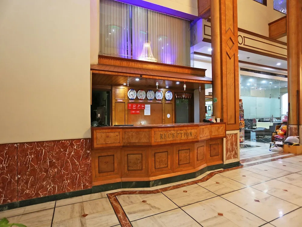 OYO 16125 Eiffel Grand Hotel