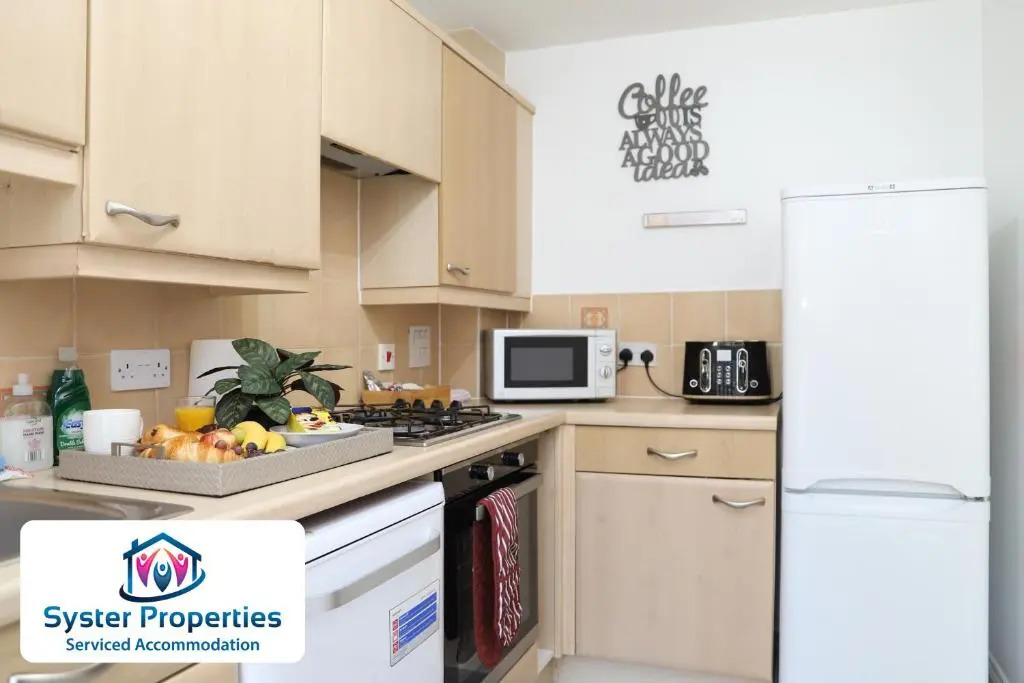Syster Properties- Leicester Large 3 double bedroom Home