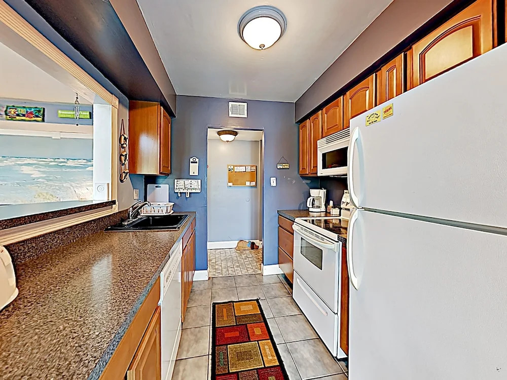 New Listing! Coastal W/ Pool - Walk To Beach 3 Bedroom Condo