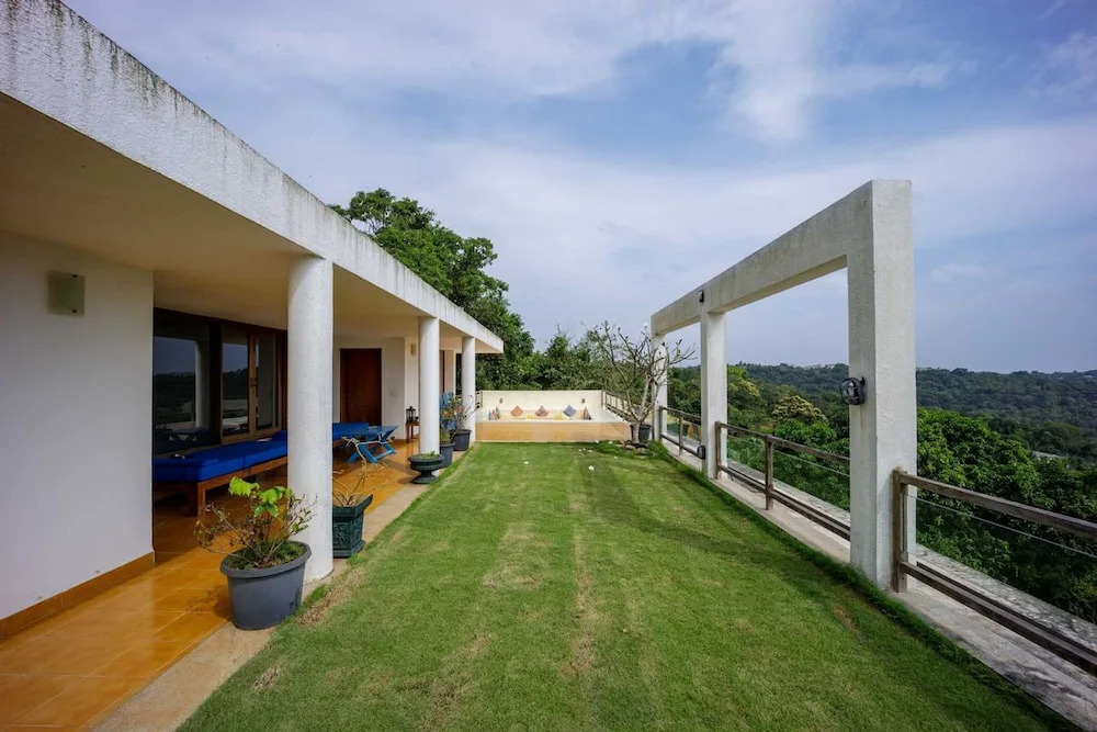 Stunning Hilltop 3BR Villa w Pool and River View