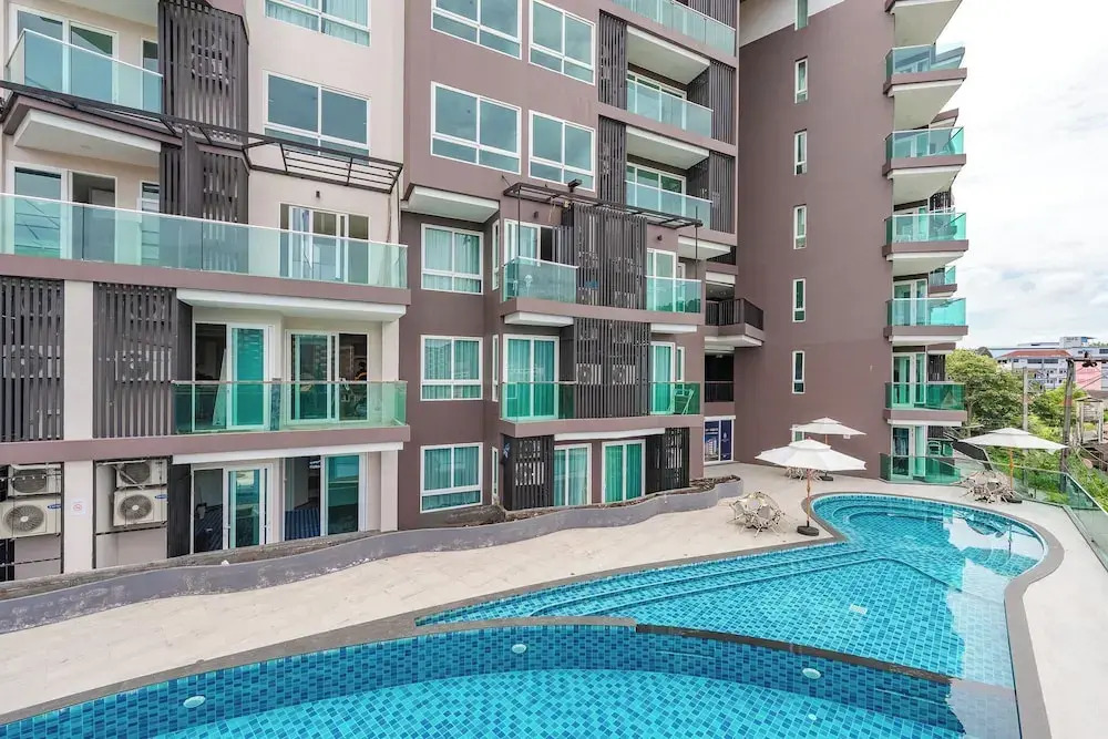 1BR Pool Gym Game Room C220