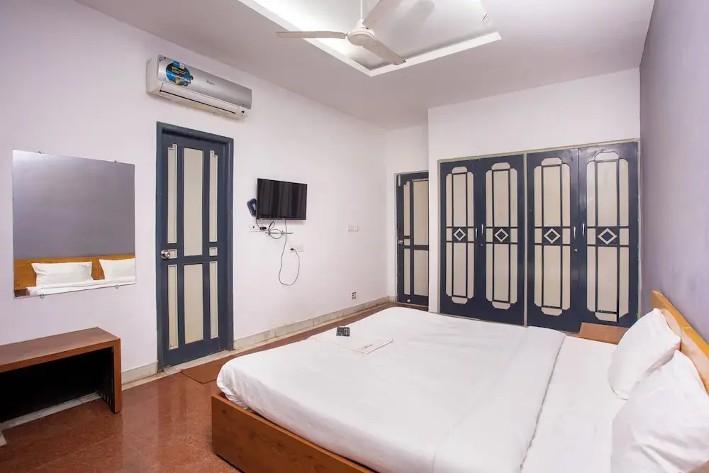 Stayz Inn near Marina Beach