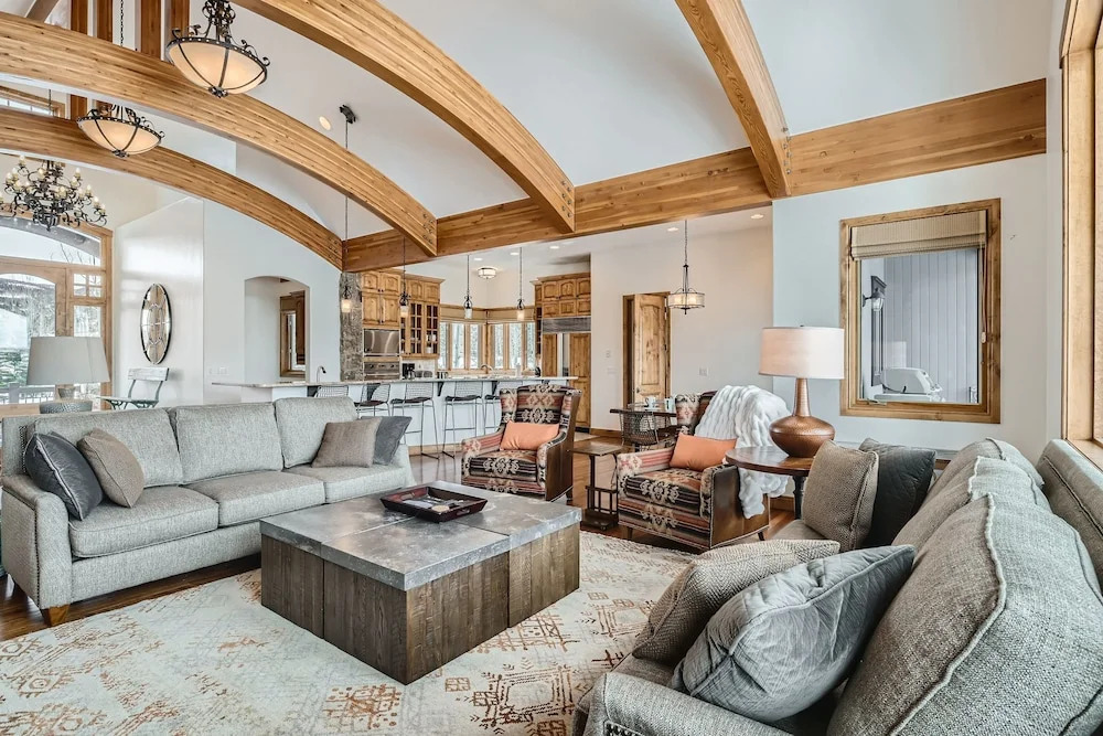 New Listing! Apres & Fairway Retreat 5 Bedroom Home by RedAwning