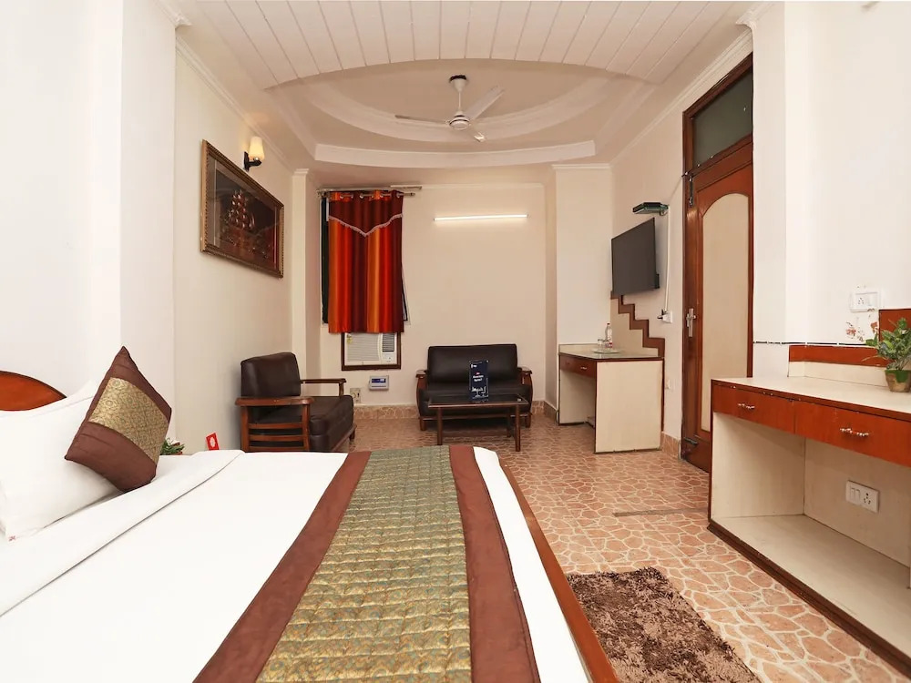 OYO 9765 Hotel Royal Queen