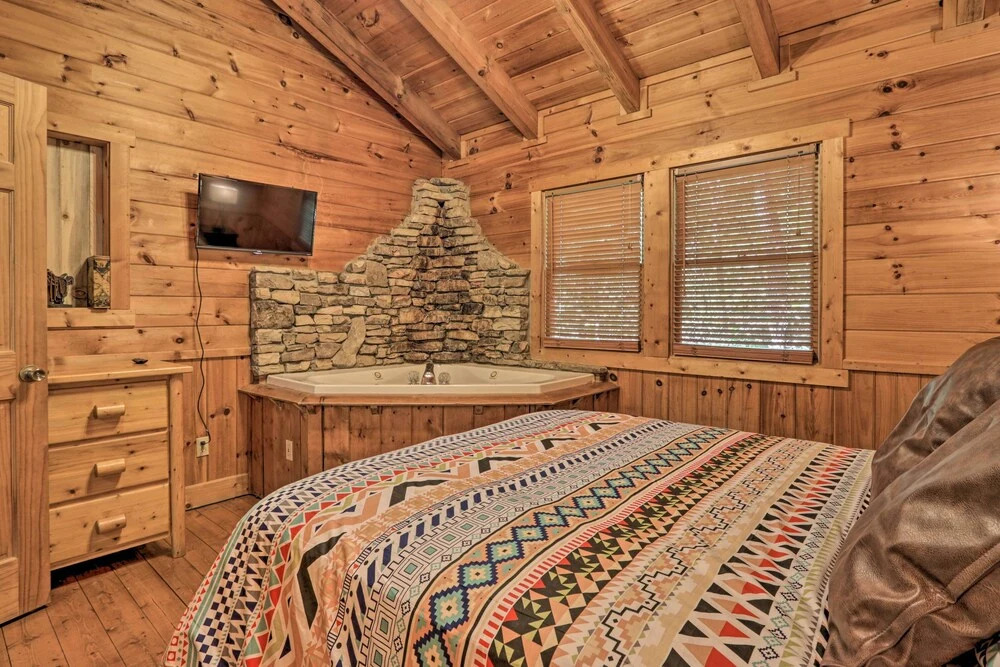 Secluded Cabin w/ Hot Tub, 3 Mi to Pigeon Forge!
