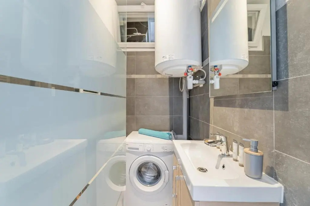 Appart entier avec 1 chambre, 4 personnes max+ internet(FIBRE) / Entire Flat with 1 bedroom, for 4 people max + internet (FIBER OPTIC)