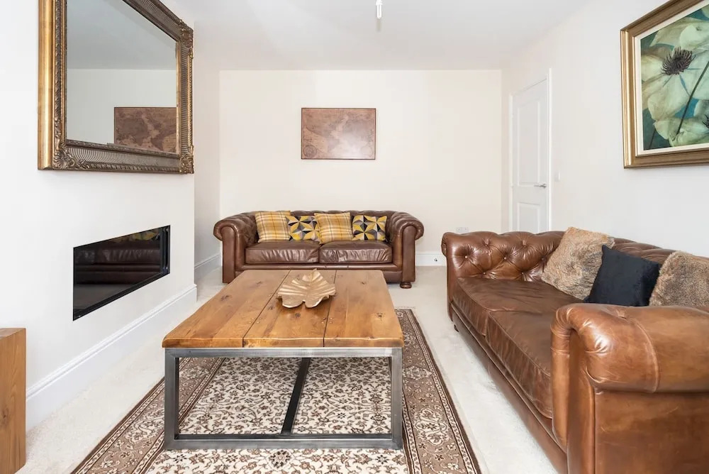 Huge & Modern 4 Bedroom House in York