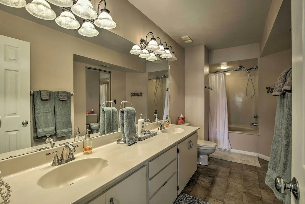St Pete Condo w/ Heated Pool - 3 Miles to Beach!