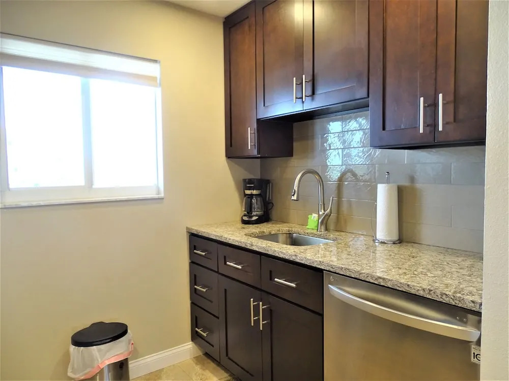 Sunset Royale - 200 2 Bedrooms 2 Bathrooms Apts