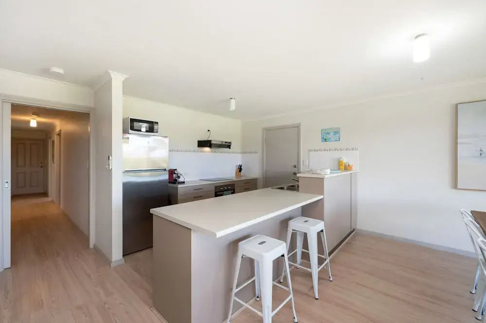 Spacious 3-bed Ground Level Beachside Stay