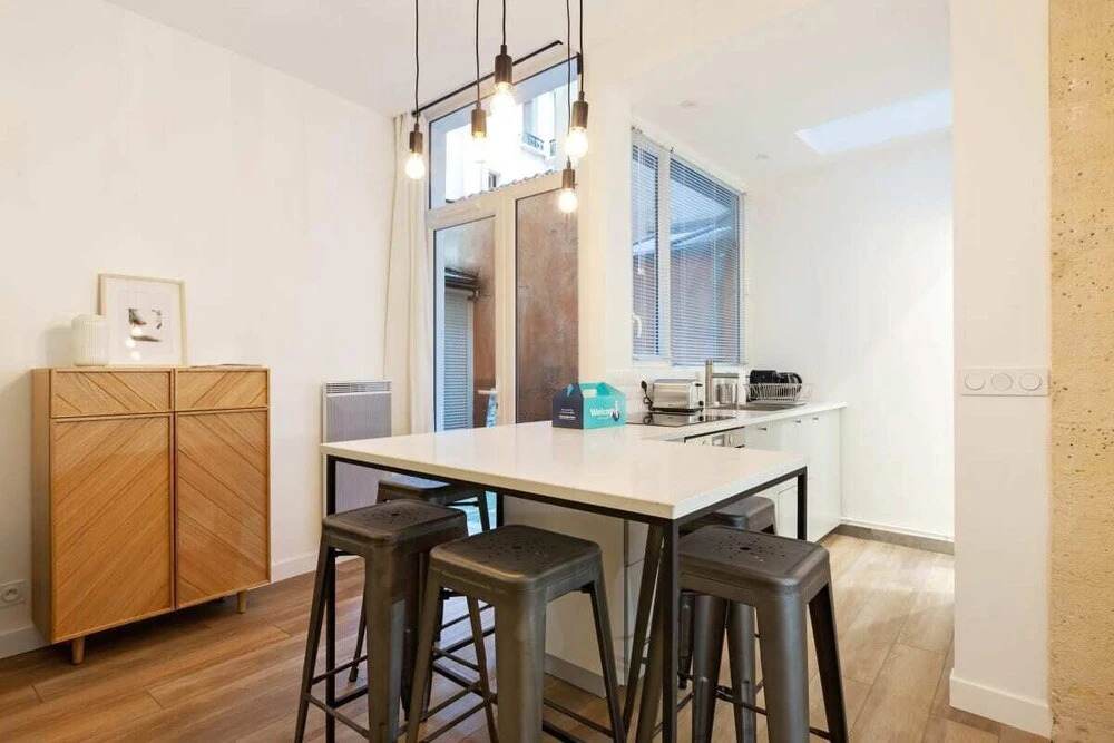Chic & Contemporary Apartment With Two Bedroom