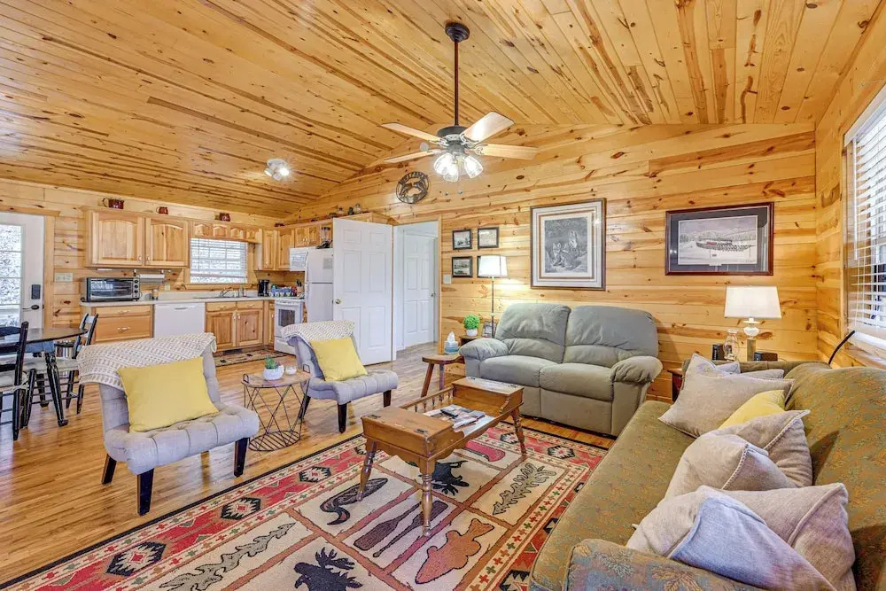 8 Mi to Chattooga River: Pet-friendly Mtn Cabin