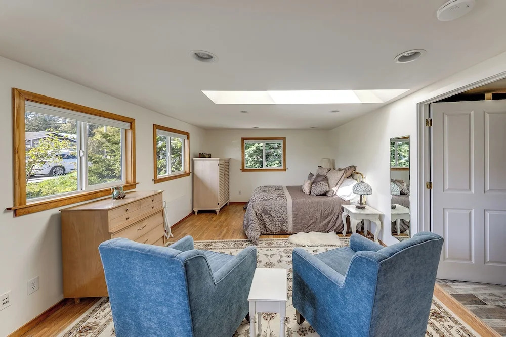 Walkable, Dog Friendly! Friday Harbor Stay w/ Deck