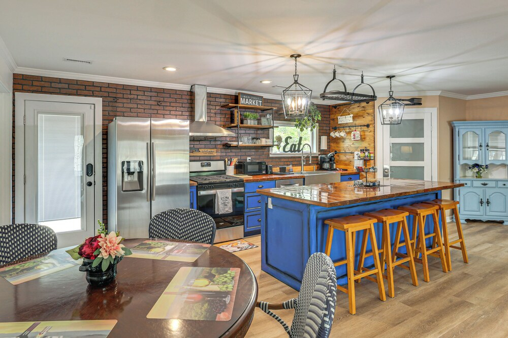 Charming Retreat on 20 Acres w/ Private Lake!