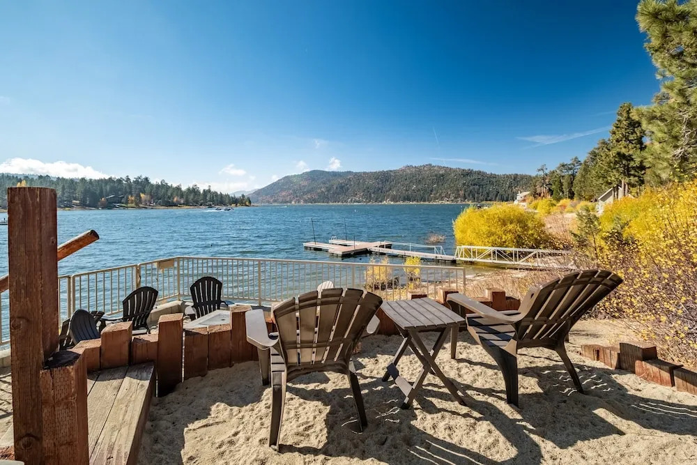 Water's Edge Estate by Avantstay Large Lakefront Cabin w/ Dock and Hot Tub