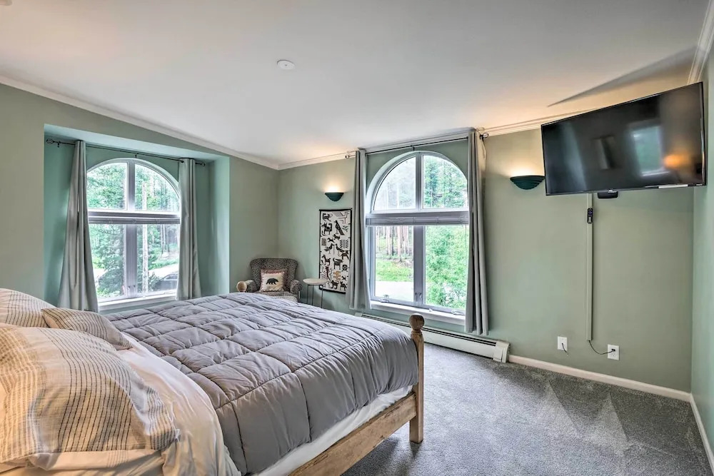 Spacious Breck Gem w/ Hot Tub: Walk to Ski Shuttle