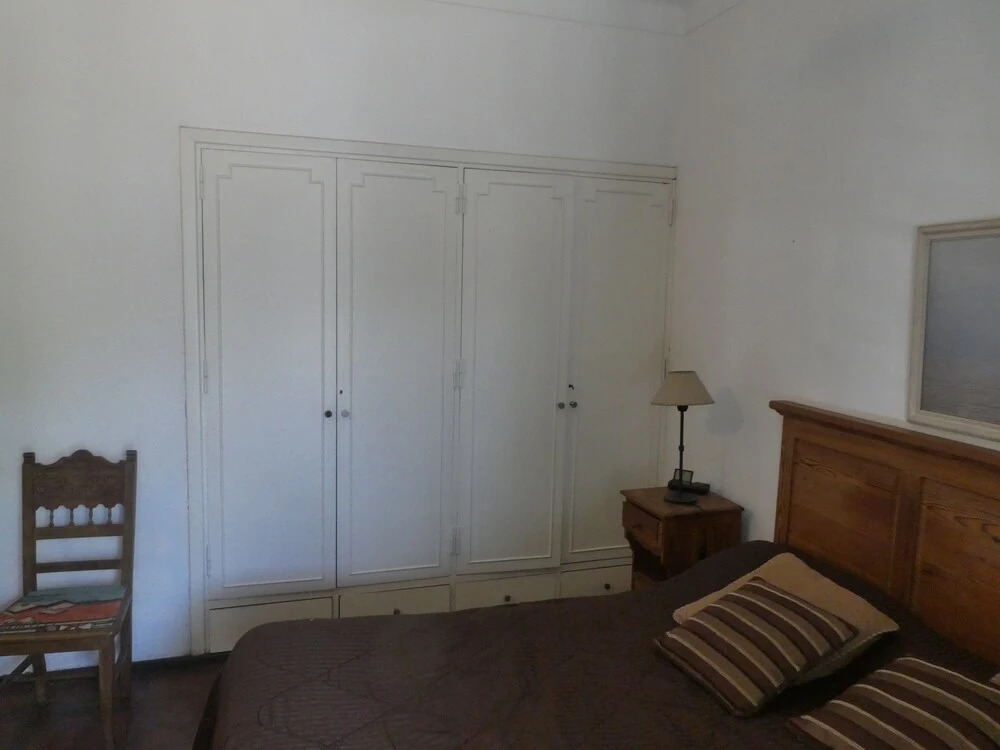 Departamento-casa muy amplio y céntrico.