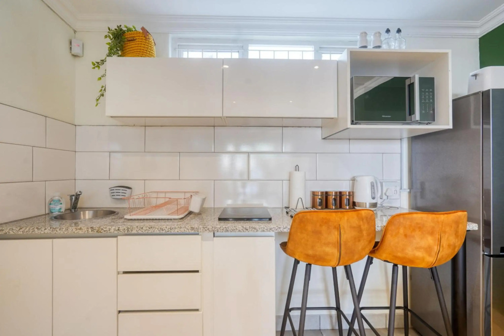 Hampton Collection - Trendy 2 Sleeper Apartment with Pool