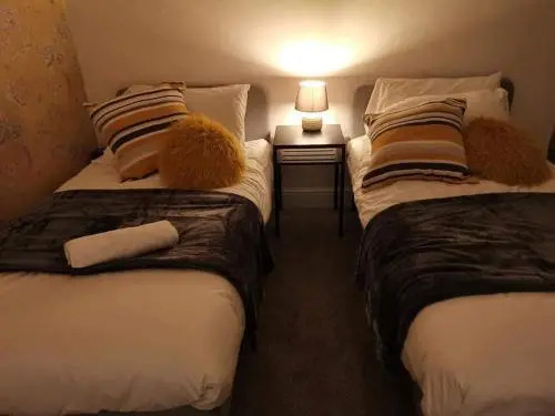 Corner House, Sleeps 8 in 4 Bedrooms, near train station, Great Value