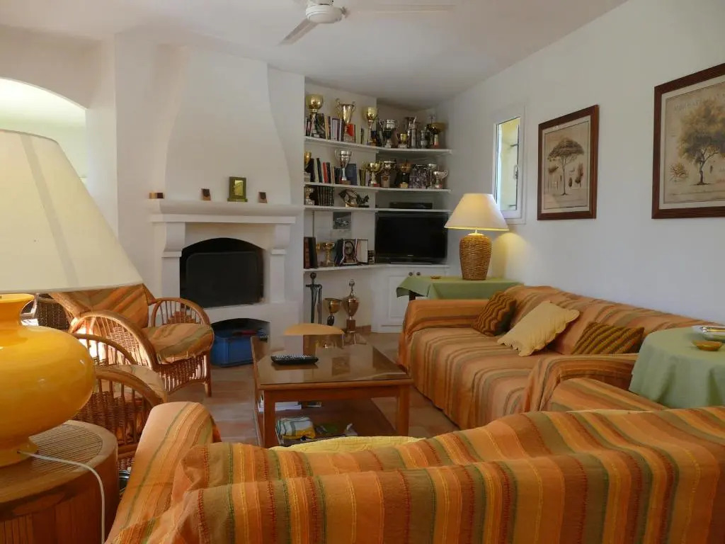 nice family vacation house with heated swimming pool, in mouries, alpilles areas 10 persons