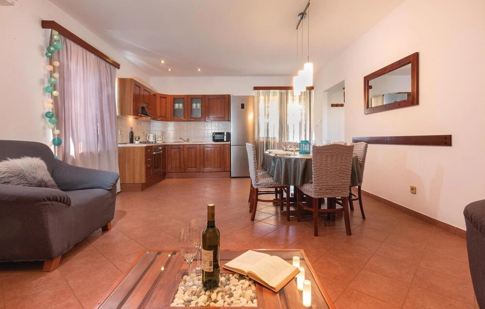 Amazing Home in Valbandon With Wifi and 2 Bedrooms