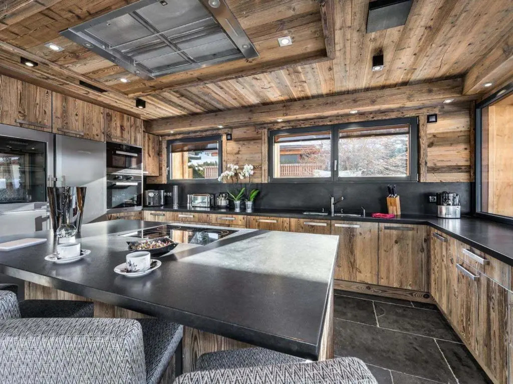 Chalet de luxe avec jacuzzi, salle cinéma et piscine au centre de Megève - FR-1-569-10