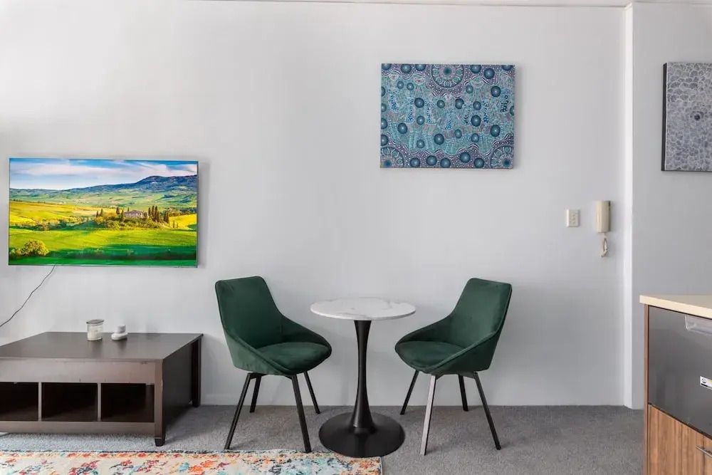 Chic Inner-city 1 Bedroom With Balcony