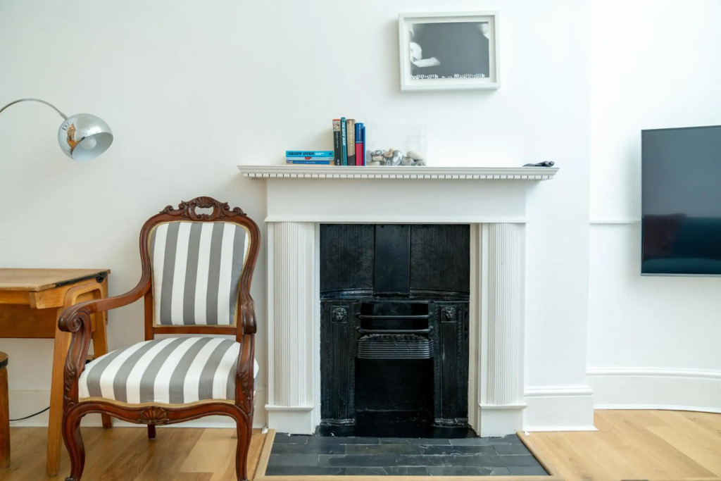 Homely 4 bedroom flat with private courtyard near Angel, East London