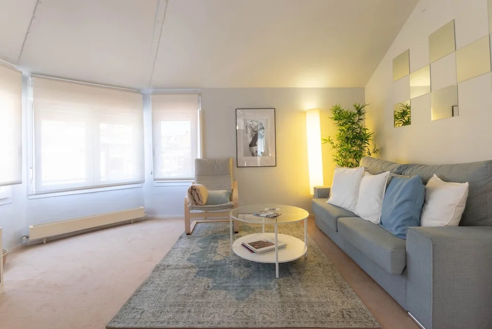 AREETA COZY apartment with parking by Aston Rentals