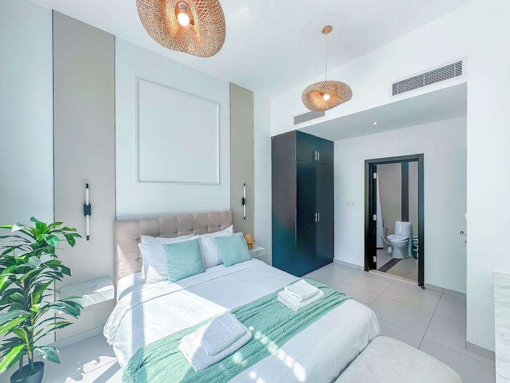 Amazing Roof Top Pool in Nice 1 BHK Flat