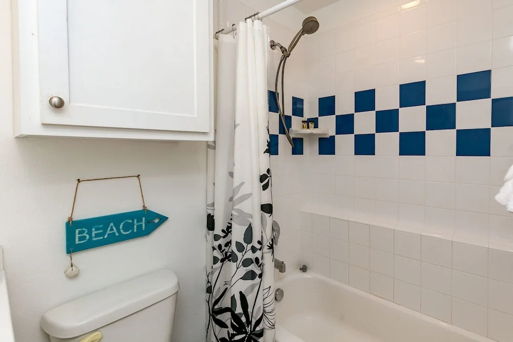 4BR/4.5BA Vibrant House, Village Walk by RedAwning